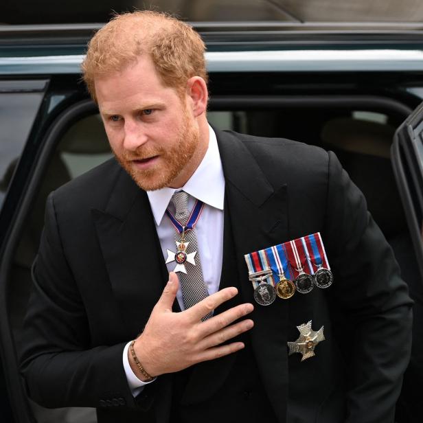 Prinz Harry steigt aus einem Auto.