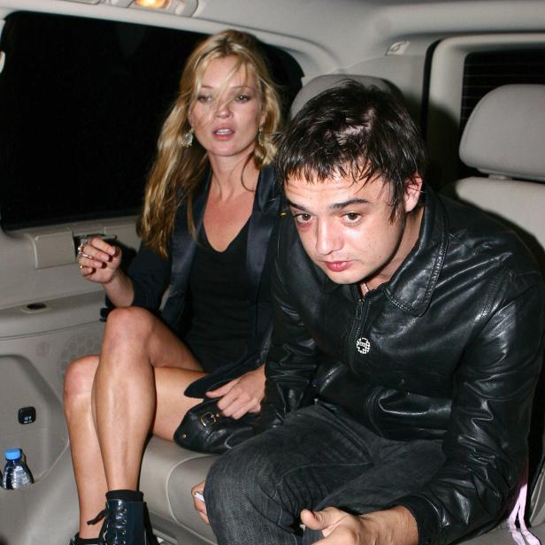 Kate Moss und Pete Doherty sitzen zusammen auf dem Rücksitz eines Autos.