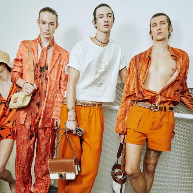 Mehrere Models präsentieren orangefarbene und braune Kleidung und Accessoires.