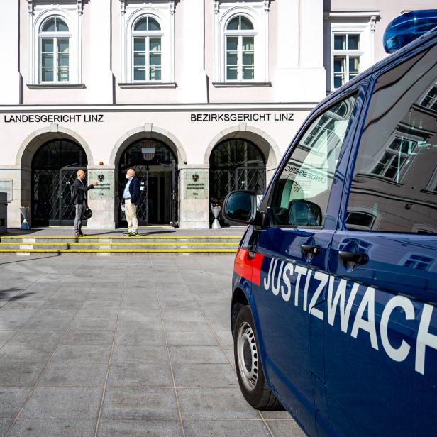 Auto der Justizwache vor Gerichtsgebäude