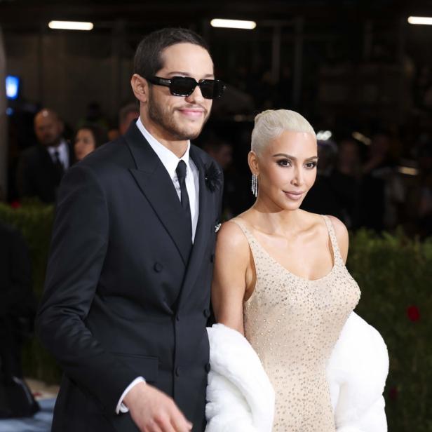 Kim Kardashian und Pete Davidson auf dem roten Teppich.