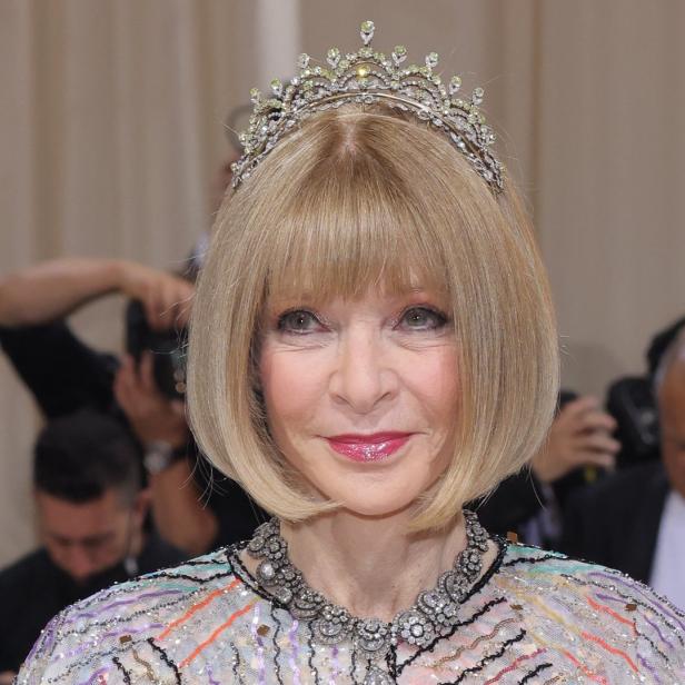 Anna Wintour mit einer Tiara und einem bunten, verzierten Kleid.