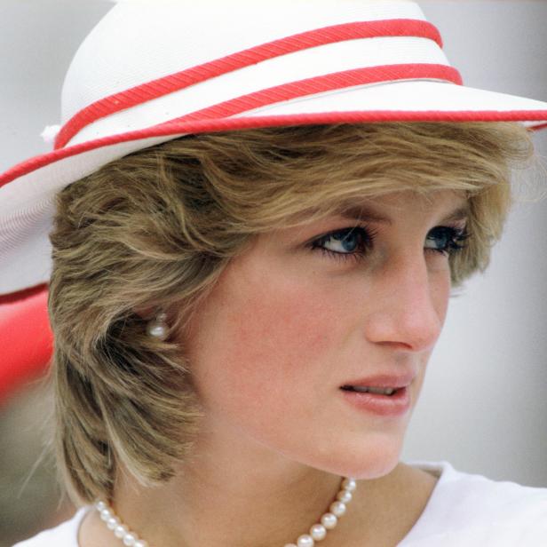 Ein Porträt von Prinzessin Diana mit einem weißen Hut mit roter Krempe.