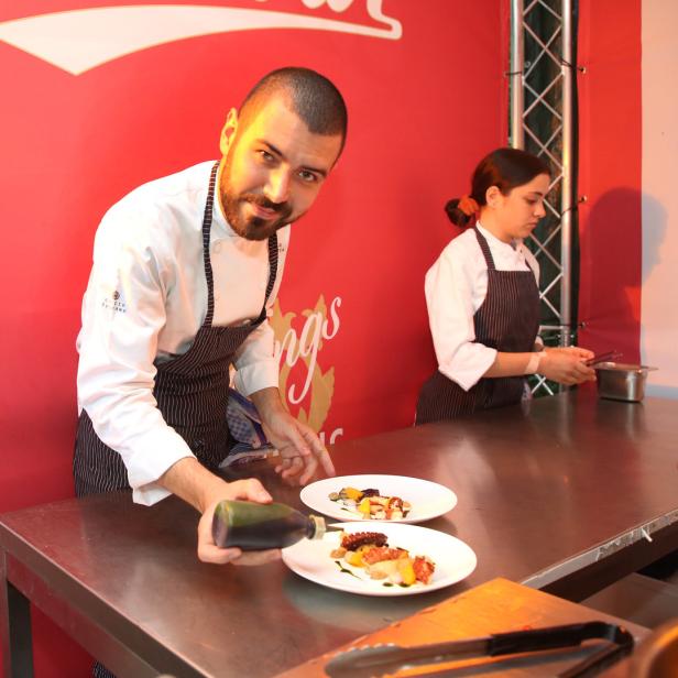 Francesco Milicia garniert ein Gericht mit einem dunklen Dressing.
