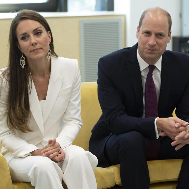Prinz William und Prinzessin Kate sitzen auf einem gelben Sofa.
