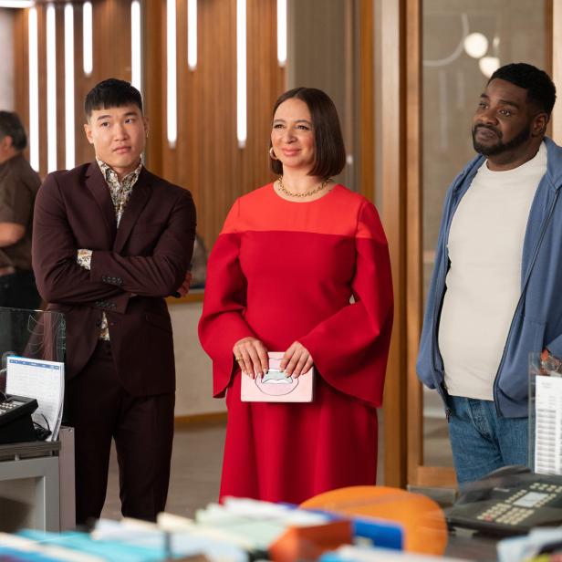 Maya Rudolph mit zwei Kollegen in einem Büro.