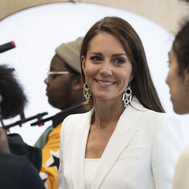 Catherine, Princess of Wales, lächelt während eines Besuchs in einem Filmstudio.