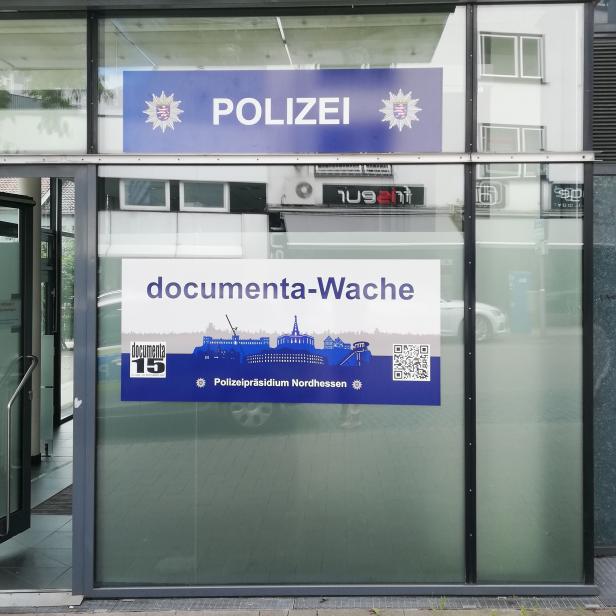 Ein Eingang zu einer Polizeiwache mit einem Plakat für die „documenta-Wache“.
