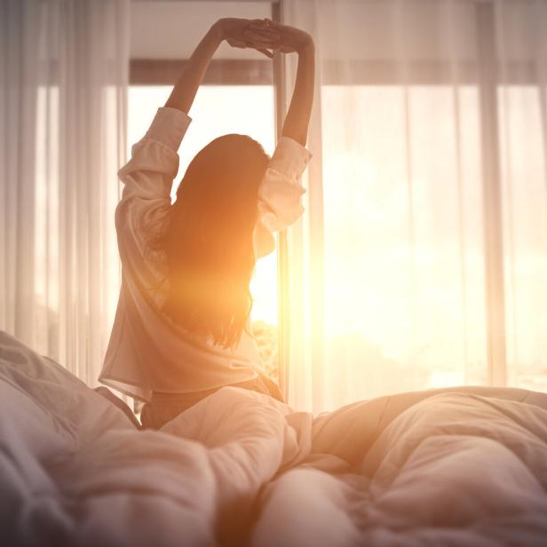 Eine Frau beim Aufstehen am Morgen.