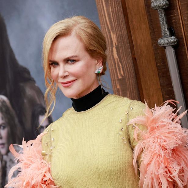 Nicole Kidman posiert vor einem Poster für den Film „The Northman“.