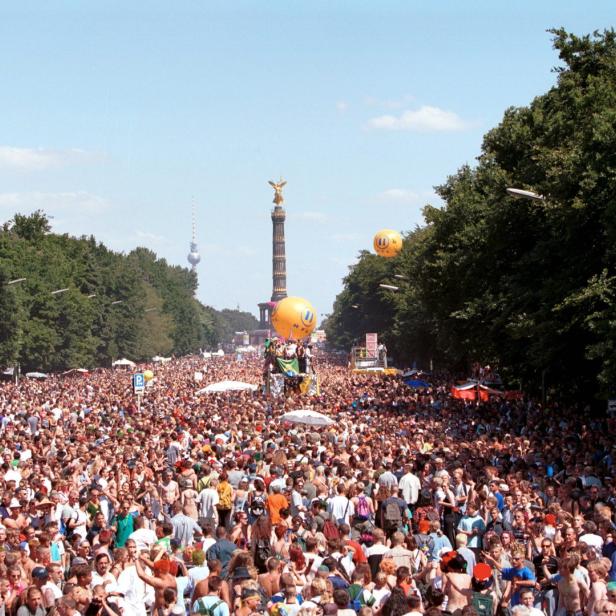 Eine große Menschenmenge feiert auf der Straße mit Blick auf die Siegessäule und den Berliner Fernsehturm.