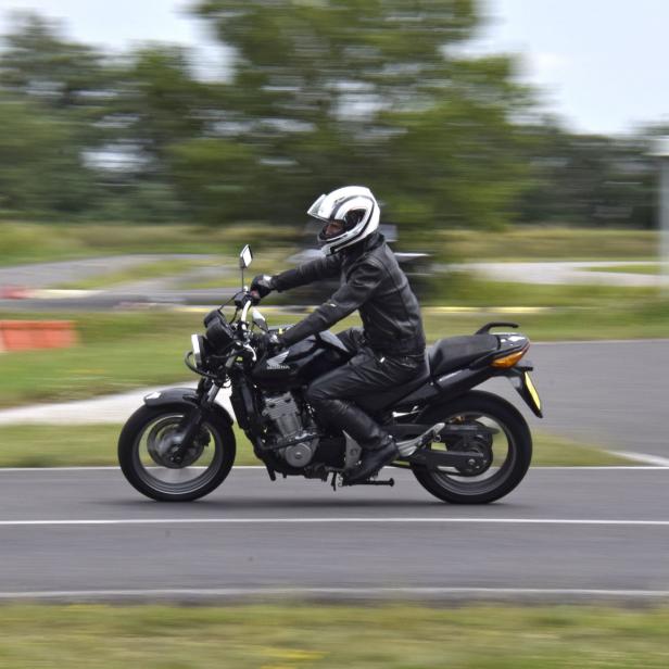 Ein Motorradfahrer nimmt an einem Wiedereinsteiger-Training teil.