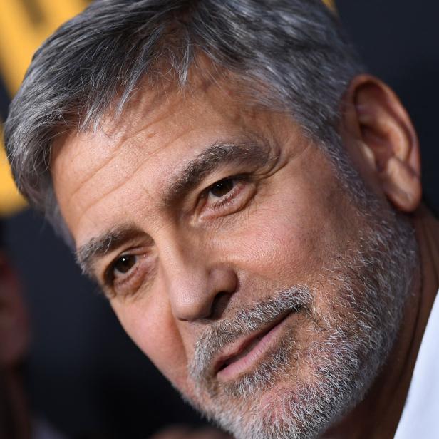 Nahaufnahme von George Clooney mit grauem Haar und Bart.