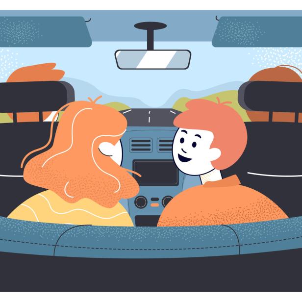 Ein Paar fährt in einem Auto und unterhält sich.