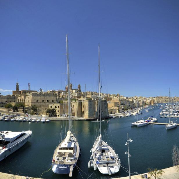Blick auf den Hafen von Valletta, Malta, mit zahlreichen Booten und historischer Architektur.