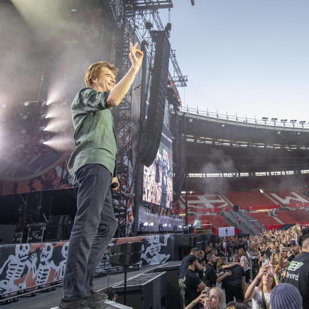 Die Toten Hosen geben ein Konzert vor einem großen Publikum.
