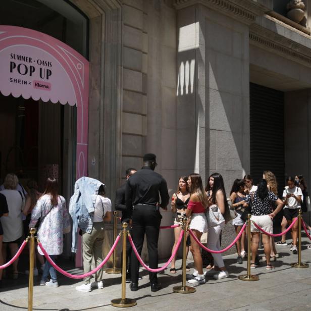Eine Schlange von Menschen wartet vor einem Shein Pop-up-Store.
