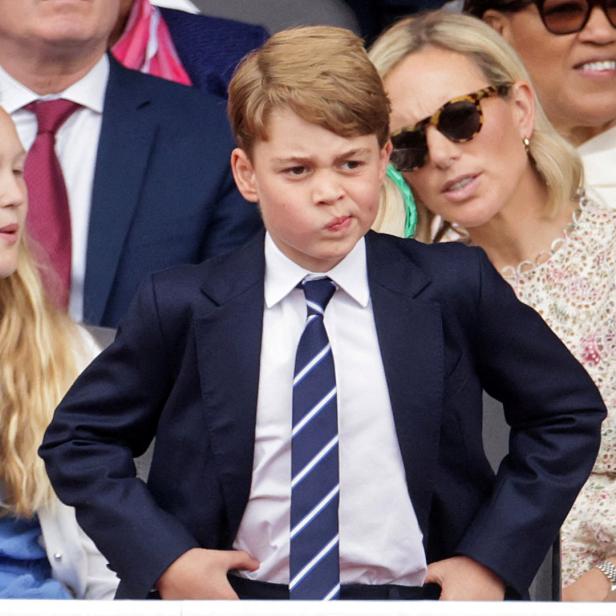 Prinz George bei einer Veranstaltung mit ernstem Gesichtsausdruck.