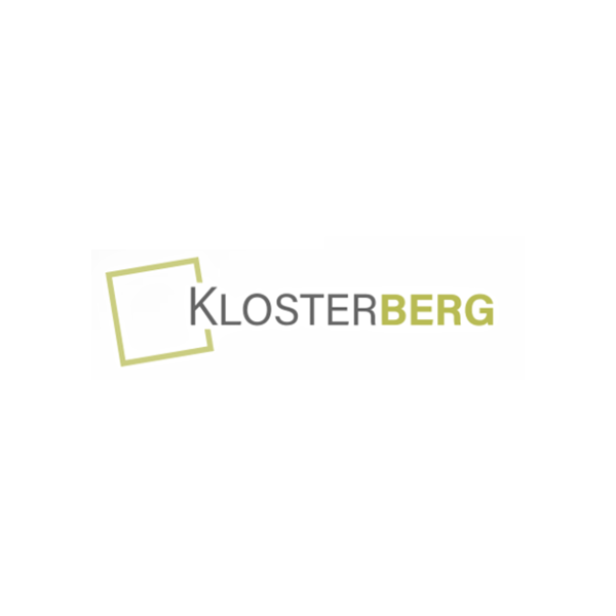 Das Logo von Klosterberg mit einem grünen Quadrat und dem Schriftzug „Klosterberg“.