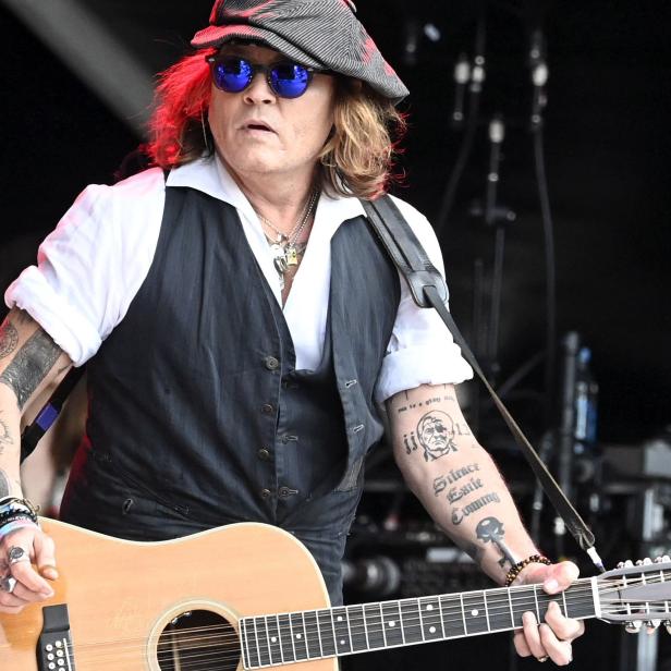 Johnny Depp spielt auf einem Musikfestival in Finnland Gitarre.