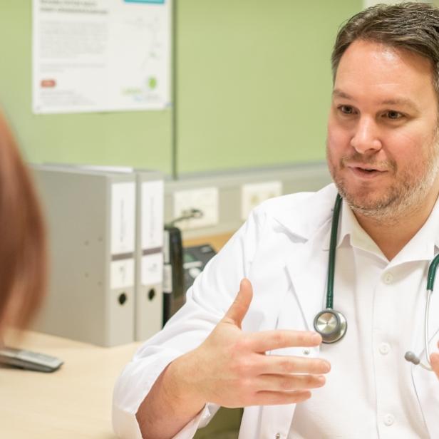 Prim. Dr. Stefan Vogt spricht mit einem Patienten.