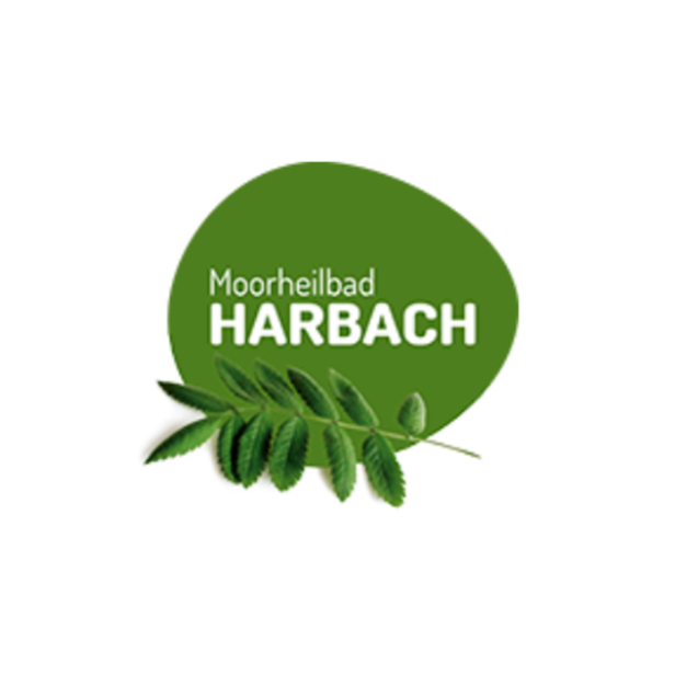 Das Logo von Moorheilbad Harbach mit einem grünen Blatt.