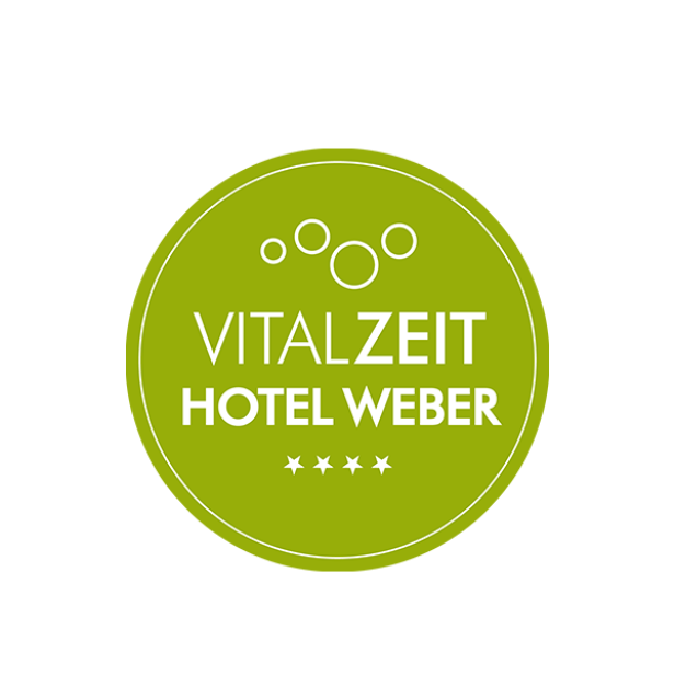 Das grüne Logo des Vitalzeit Hotel Weber mit vier Sternen.