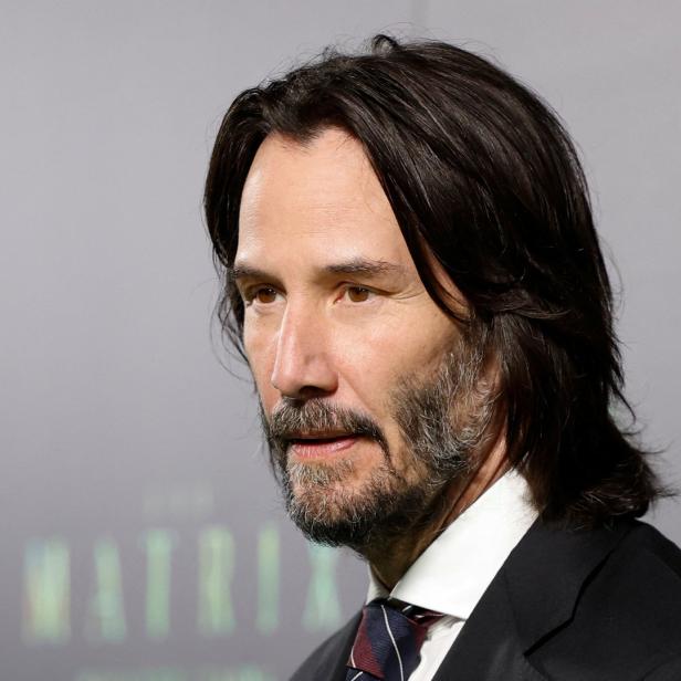 Ein Porträt von Keanu Reeves vor dem Hintergrund des Films „Matrix“.