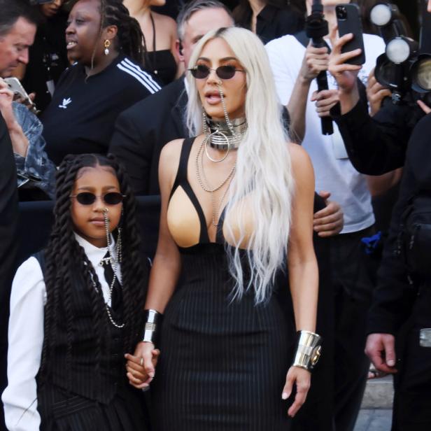 Kim Kardashian und ihre Tochter North West besuchen eine Modenschau.