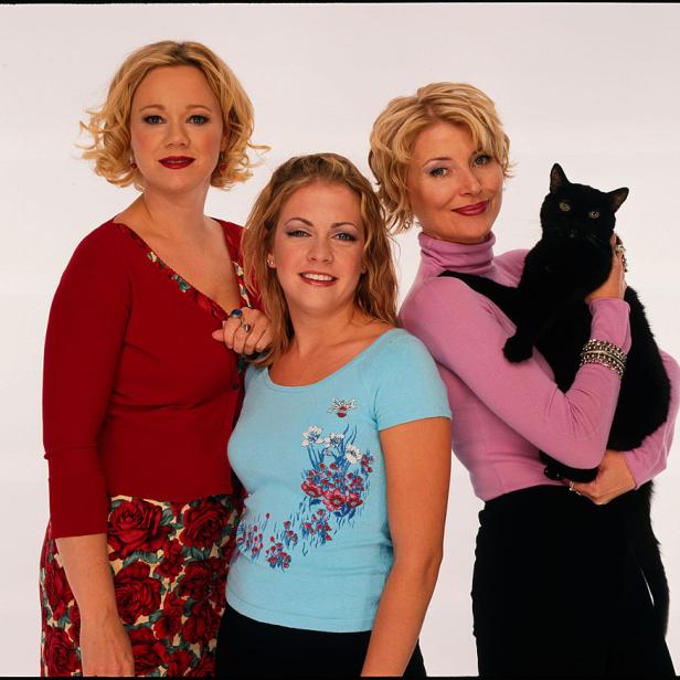 Die Schauspielerinnen Caroline Rhea, Melissa Joan Hart und Beth Broderick mit einer schwarzen Katze.