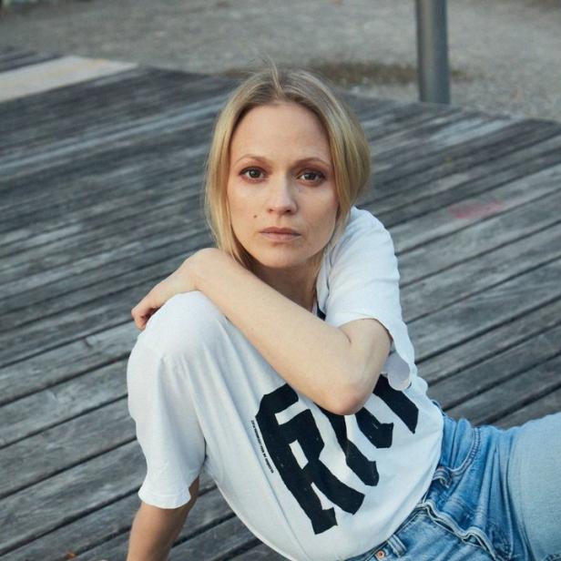 Schauspielerin Mavie Hörbiger im Interview über ihre Rolle in „Jedermann“.