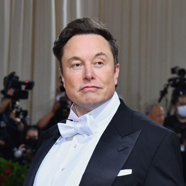 Elon Musk trägt einen Smoking mit Fliege.