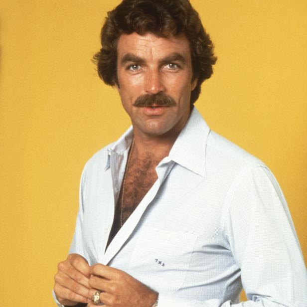 Ein Porträt von Tom Selleck mit Schnurrbart vor einem gelben Hintergrund.