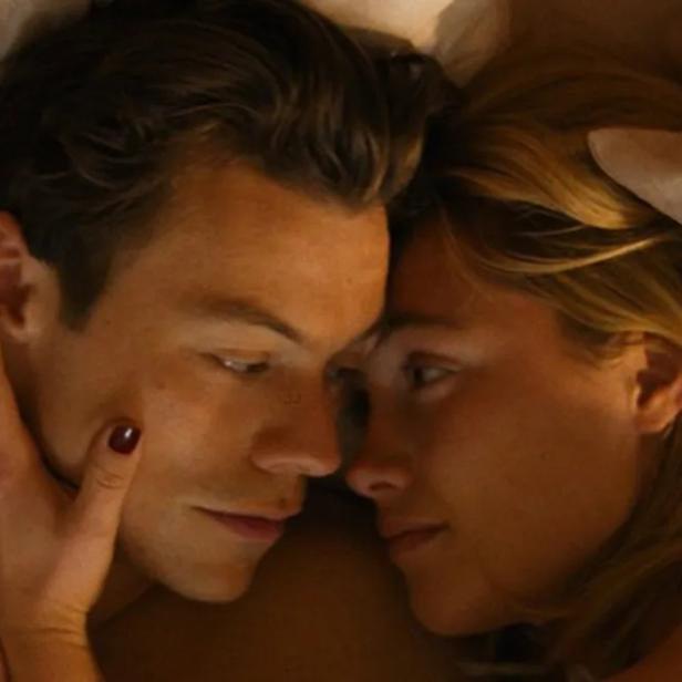 Harry Styles und Florence Pugh liegen in „Don't Worry Darling“ im Bett.