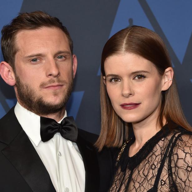 Jamie Bell und Kate Mara posieren zusammen auf einem Event.