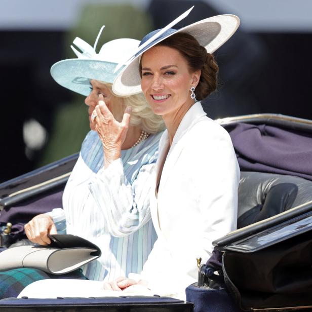 Königin Camilla und Prinzessin Kate in einer Kutsche.