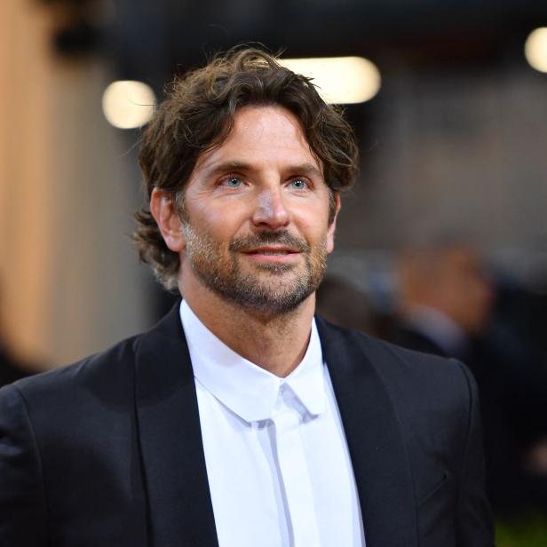 Bradley Cooper auf dem roten Teppich der Met Gala.