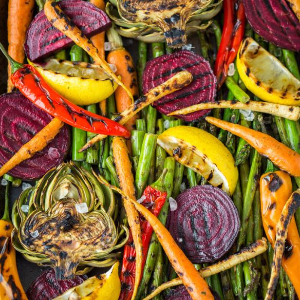 Gegrilltes Gemüse mit Spargel, Karotten, Artischocken, Rüben, Zitrone und Chili.
