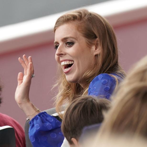 Prinzessin Beatrice winkt lächelnd in die Menge.