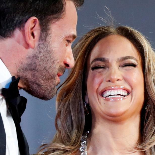 Ben Affleck und Jennifer Lopez lächeln zusammen.
