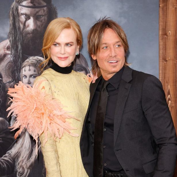 Nicole Kidman und Keith Urban posieren vor einem Filmposter von „The Northman“.