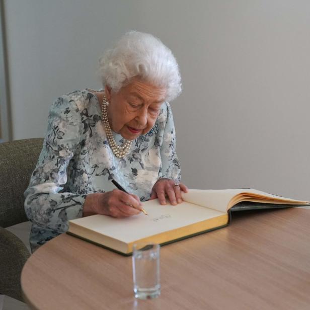 Königin Elisabeth II. unterschreibt ein Kondolenzschreiben.