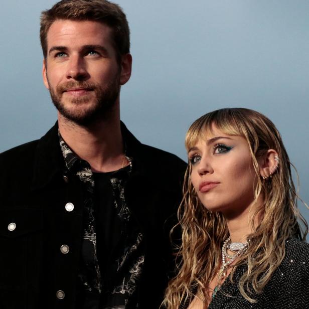 Liam Hemsworth und Miley Cyrus posieren zusammen.