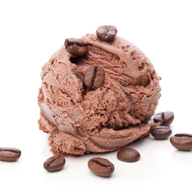 Eine Kugel Kaffee-Eis mit Kaffeebohnen dekoriert.