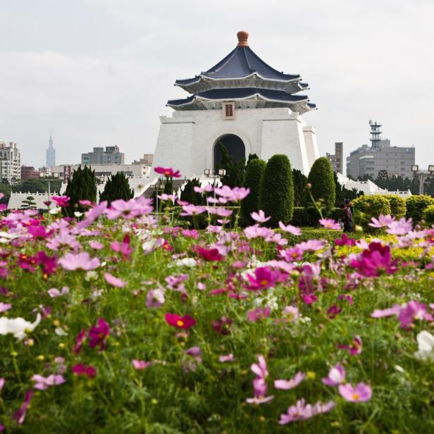 Blick auf die Chiang-Kai-shek-Gedächtnishalle in Taipeh, umgeben von einem Blumenfeld.