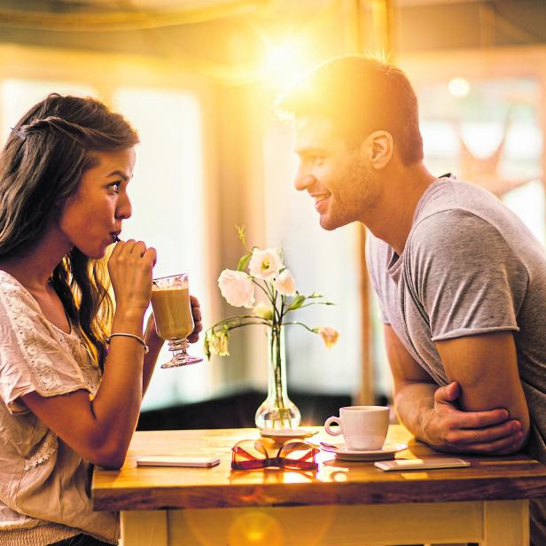 Ein junges, verliebtes Paar verbringt Zeit zusammen in einem Café.