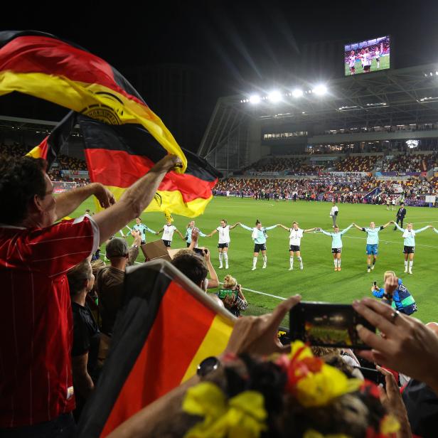Die deutsche Fußballnationalmannschaft der Frauen bedankt sich bei den Fans.