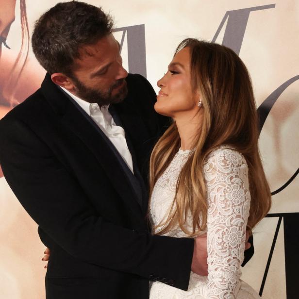 Jennifer Lopez und Ben Affleck umarmen sich auf einer Veranstaltung.
