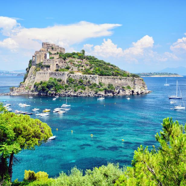Das Castello Aragonese thront auf einer felsigen Insel vor Ischia, Italien.