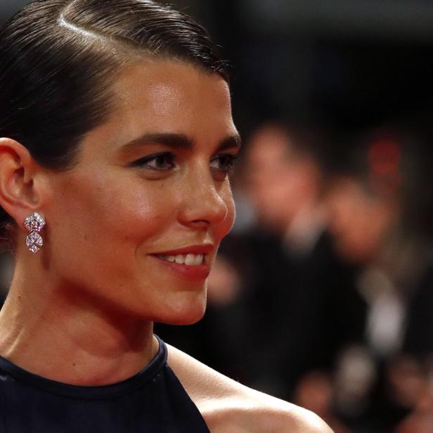 Charlotte Casiraghi mit elegantem, zurückgekämmtem Haar und Diamantohrringen.
